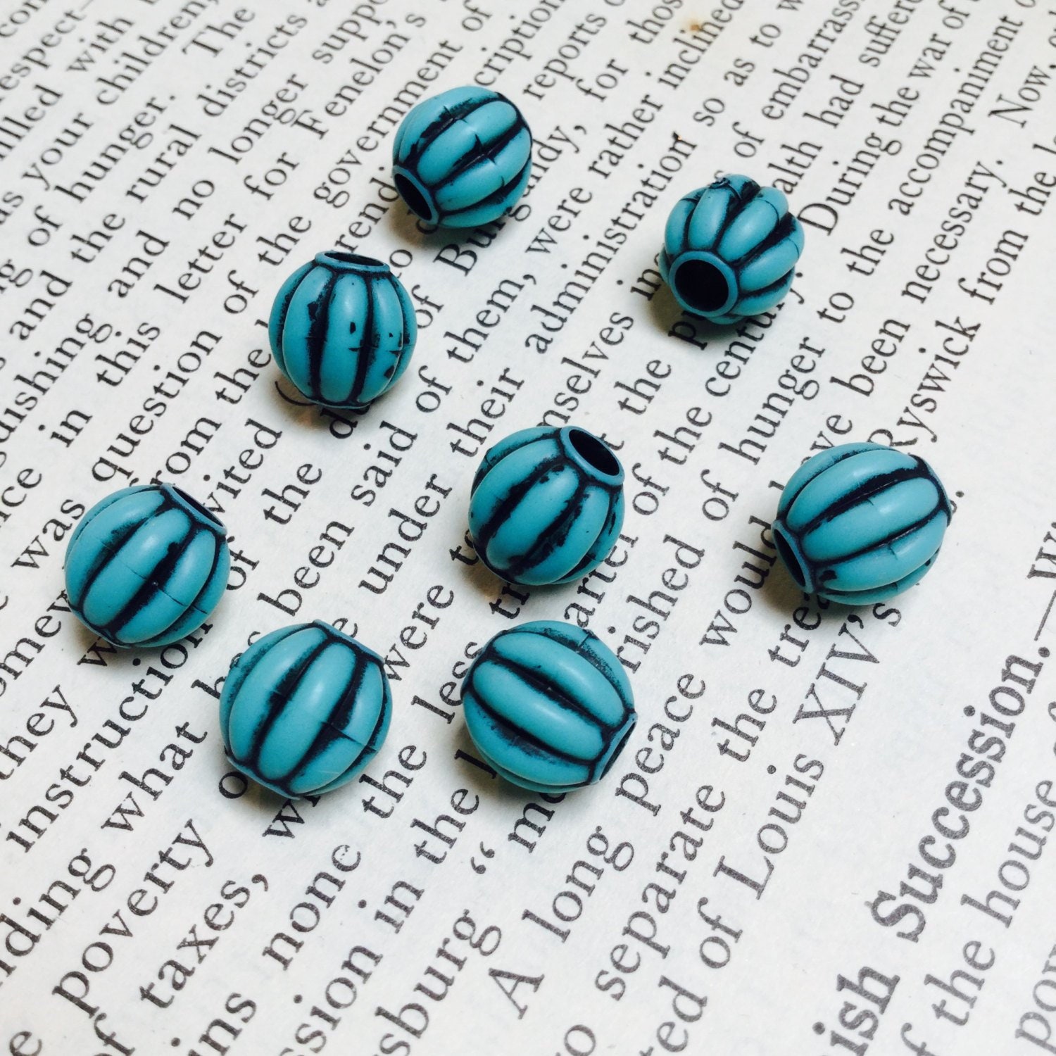 Corrugated Acrylic Rounds in Turquoise (large hole) – 40 Pieces