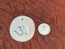 Aum (Om) Shell pendant (Bud-104)